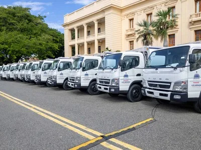 Gobierno entrega 50 camiones compactadores para mejorar la gestión de residuos