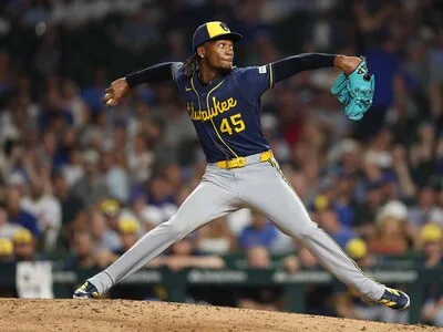 Cerveceros ponen a Dodgers al borde de la eliminación