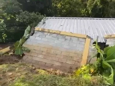 Lluvias provocan desplome de pared en liceo de Tireo en La Vega