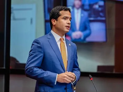 Omar Fernández aboga por fortalecer la fiscalización legislativa en el Congreso
