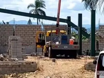 Obrero muere aplastado por columna en construcción en moca