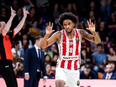 Jean Montero lidera al Olympiacos en victoria sobre el Barcelona