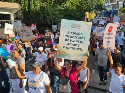 Evangélicos marchan en Santo Domingo Oeste contra la delincuencia