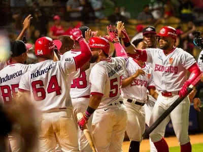 Leones del Escogido logran su primera victoria ante Estrellas Orientales