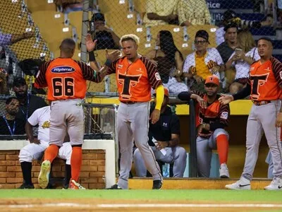 Toros exhiben su poder con tres jonrones, vencen Águilas 7-4