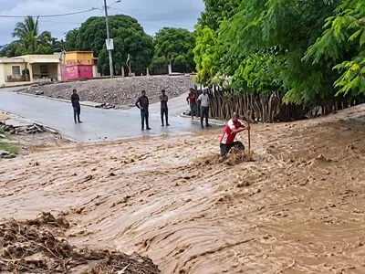 Hombre sobrevive tras ser arrastrado por cañada en Azua