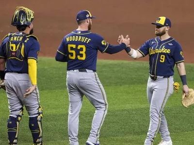Cerveceros de Milwaukee buscan barrida histórica ante Tampa Bay Rays