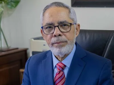 Pedro Silverio compila siete años de análisis sobre economía pública dominicana