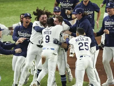 Rays fuerzan quinto juego de Serie Mundial tras vencer a Brewers