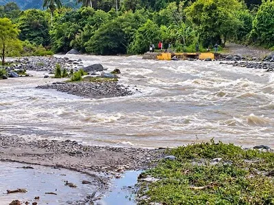 Crecida del río Las Cuevas incomunica comunidades en Guayabal, Azua