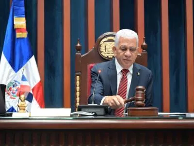 Ricardo de los Santos justifica incremento en tarifas del marbete vehicular
