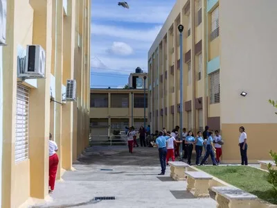 Estudiantes regresan a las aulas tras cese de lluvias